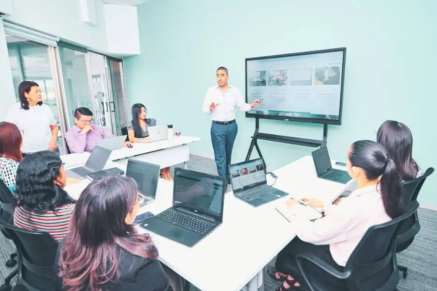 engaging audience during workplace presentation effectively 